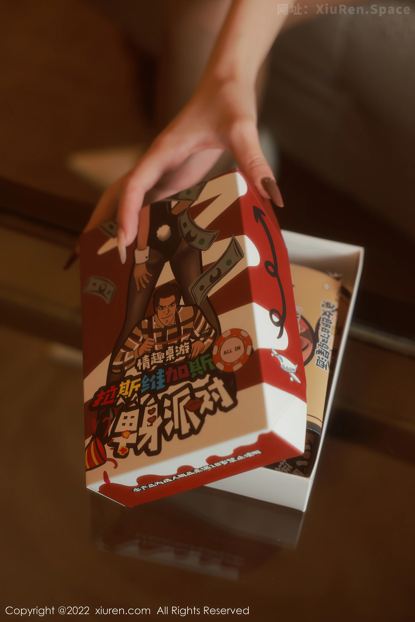 图片[5]-[XiuRen秀人网] VOL.5542 模特hebe韩心雨澳门旅拍性感红色长裙配超薄黑丝迷人诱惑写真56P-秀人网官方网站